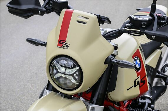 R80G/Sをオマージュしたビキニカウル付き丸型ヘッドライトは、アドベンチャーをアピールするXデザインのDRL付き。灯火類は現代的なフルLEDタイプ