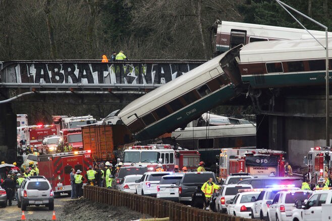 米高速列車が脱線し道路に落下､複数の死者