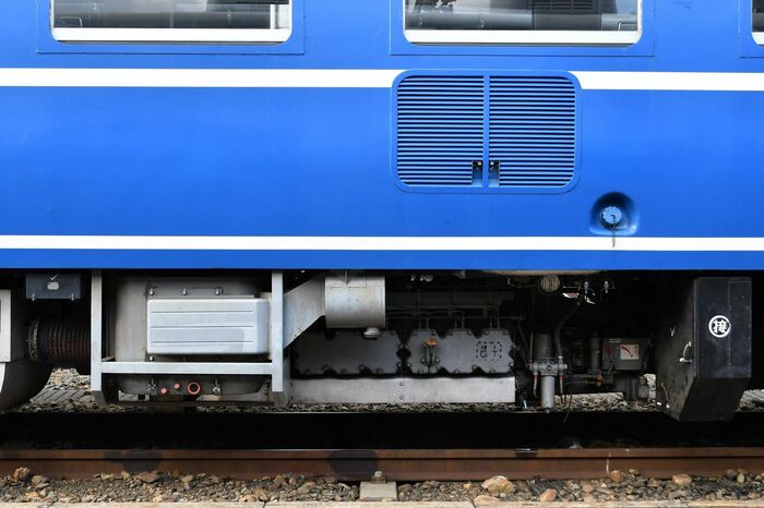 床下に設置されたディーゼル発電機。車体部分にある