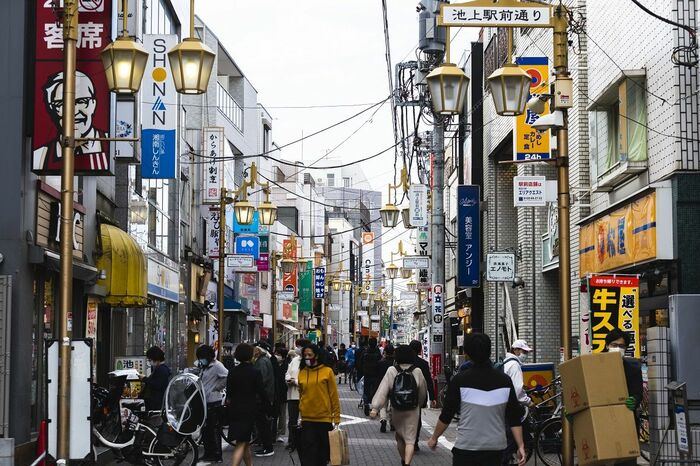 池上駅前の商店街。終日人通りの絶えない