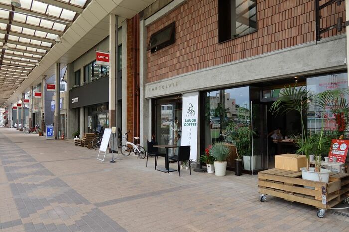 空きビルを改装、2021年８月に中央通り商店街にオープンした複合施設「CHOCOLATE」。1階にカフェ、プリントショップ、2階にシェアオフィスなどが入る