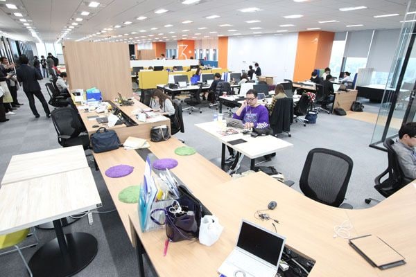 全社、フリーアドレスで約1500人の社員が働く