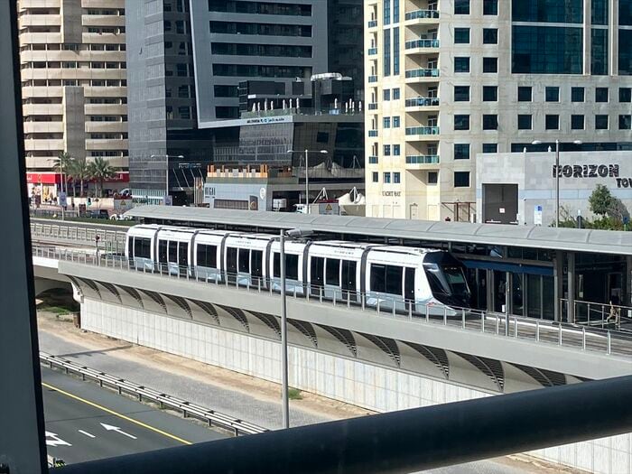 高架駅に停車するトラム