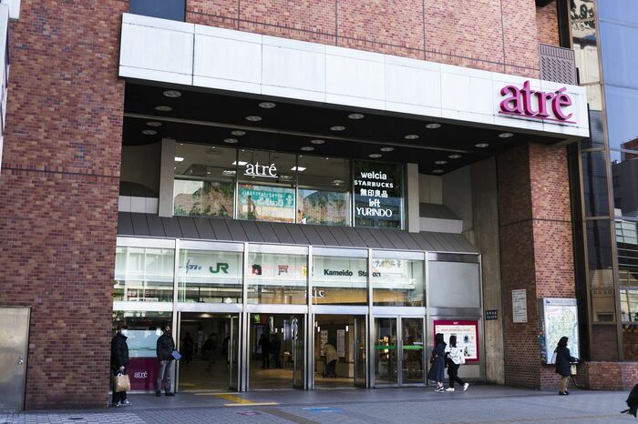亀戸駅の駅舎はアトレ亀戸。正面にJRと並んで東武のロゴも
