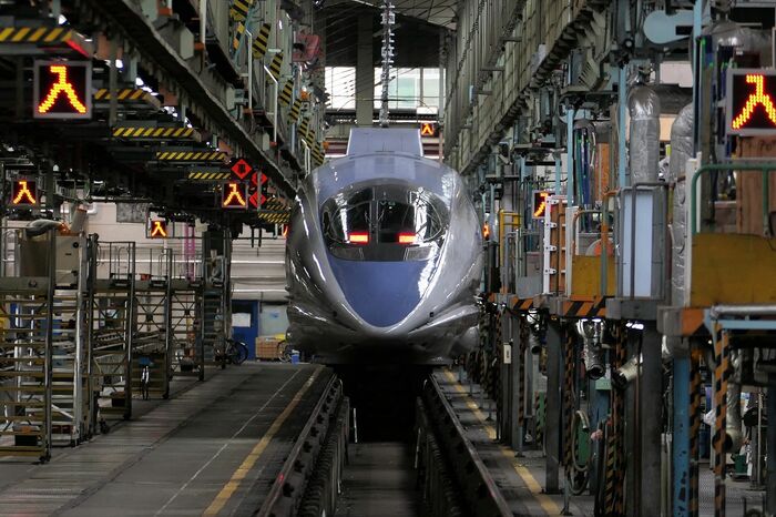 車両基地で発進を待つ500系