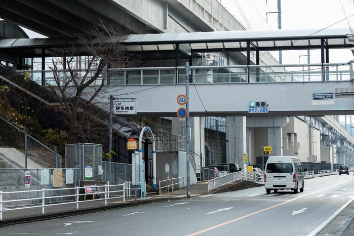 駅前の通りから博多南駅をみる。道路をまたぐ陸橋が