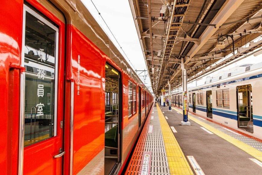越生駅の越生線ホーム。右手の車両の奥にはJR八高線のホームがある（撮影：鼠入昌史）