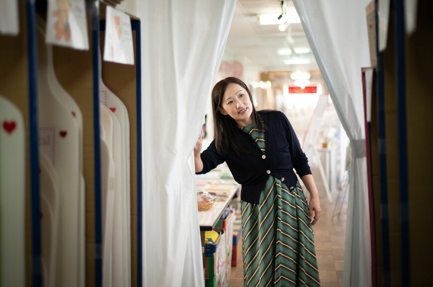 大学でのメッセージ展の準備で、いのちのミュージアムを訪れた赤田ちづるさん（写真：穐吉洋子）