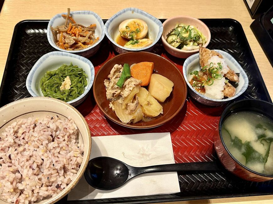 話題となっている新メニュー「毎日定食」1480円（写真：筆者撮影） 