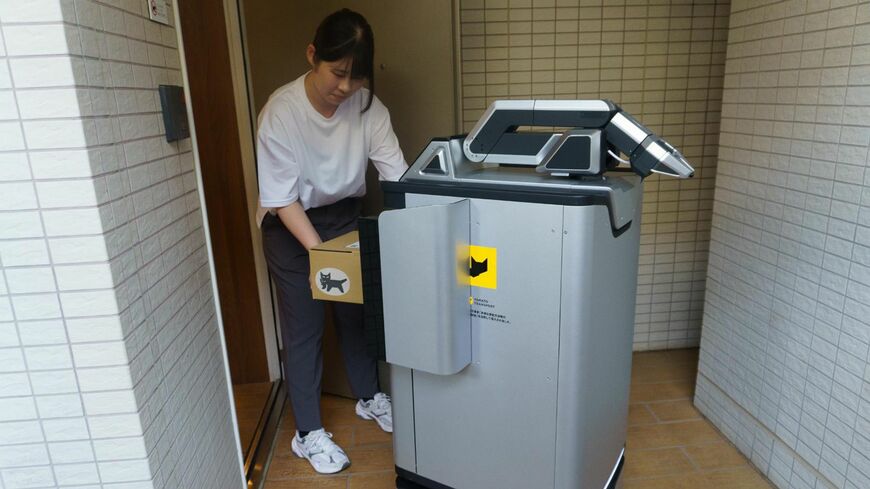 ロボットから荷物を受け取る様子