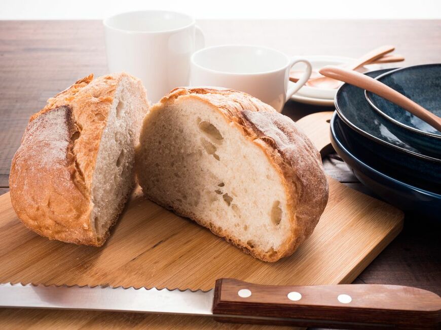 全粒粉のパンをカットしたところ（写真：kuro3／PIXTA）