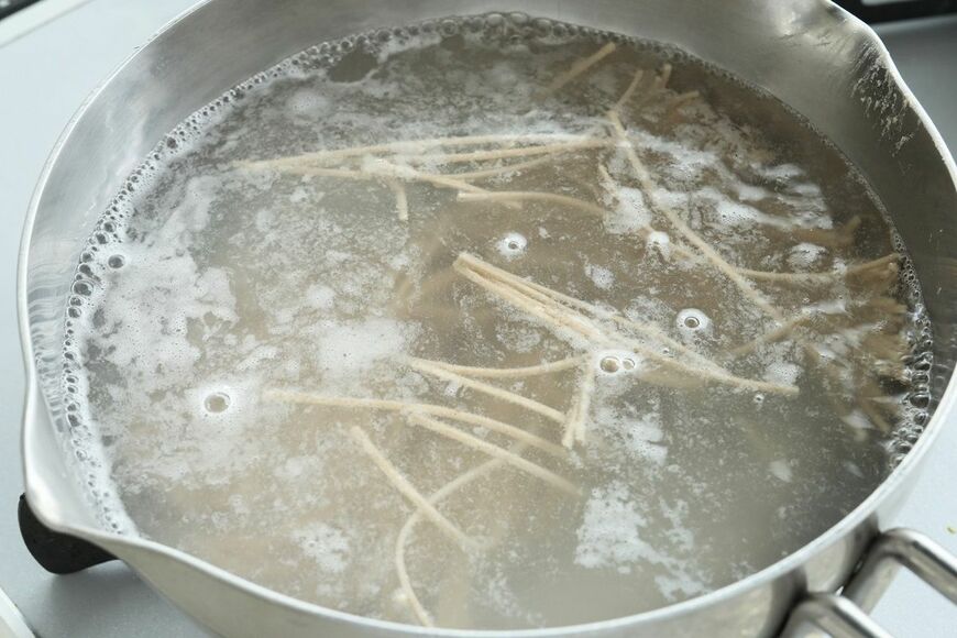 再沸騰するまで強火で加熱しますが、吹きこぼれやすいので注意