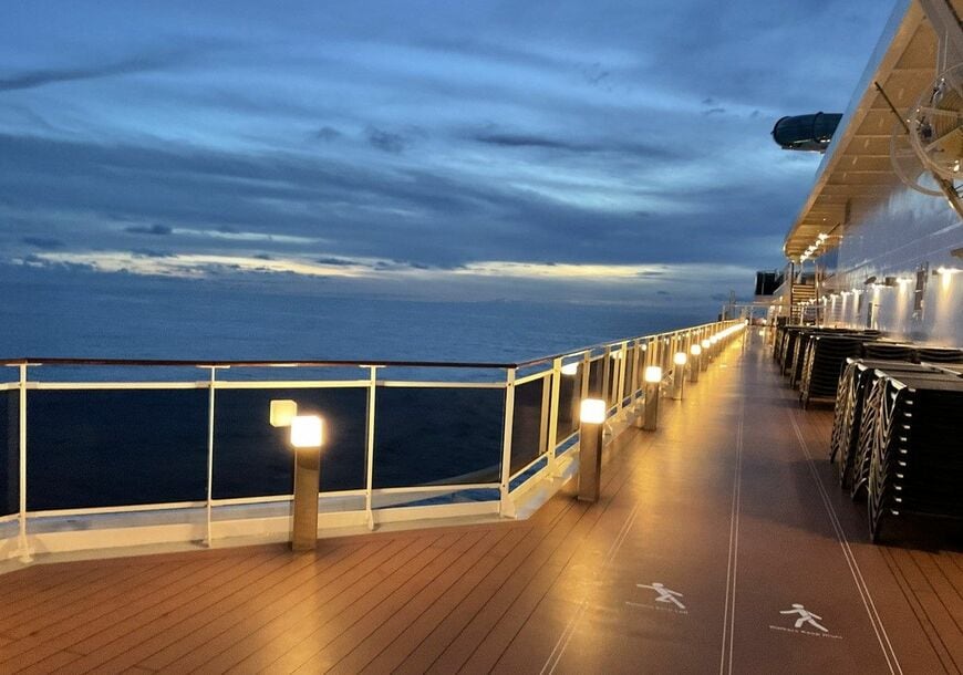 ベリッシマの甲板にはジョギングコースも（筆者撮影）