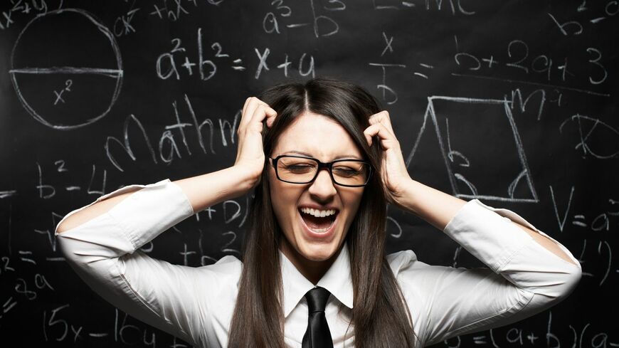 一般のビジネスパーソンが知っておくべき数学、捨てていい数学、そして「数学的素養」を身につける重要性について解き明かします（写真：mediaphotos／iStock／Getty Images Plus）
