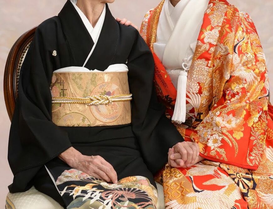 撮影時、母は娘の手を握りしめた。思わず感極まって涙する花嫁（写真：前田和哉さん提供）