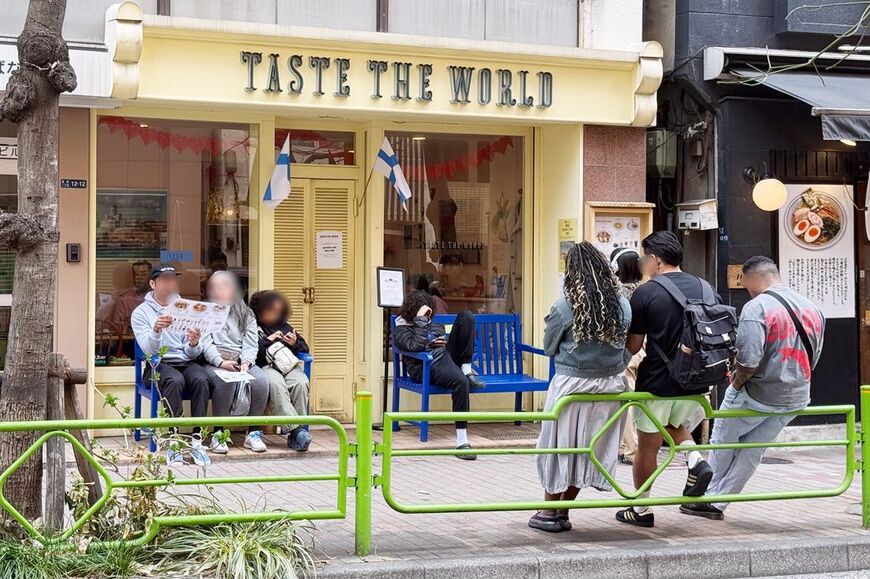 平日ランチタイムのテイスト・ザ・ワールド銀座店。クリーム色の外観がかわいい（筆者撮影）