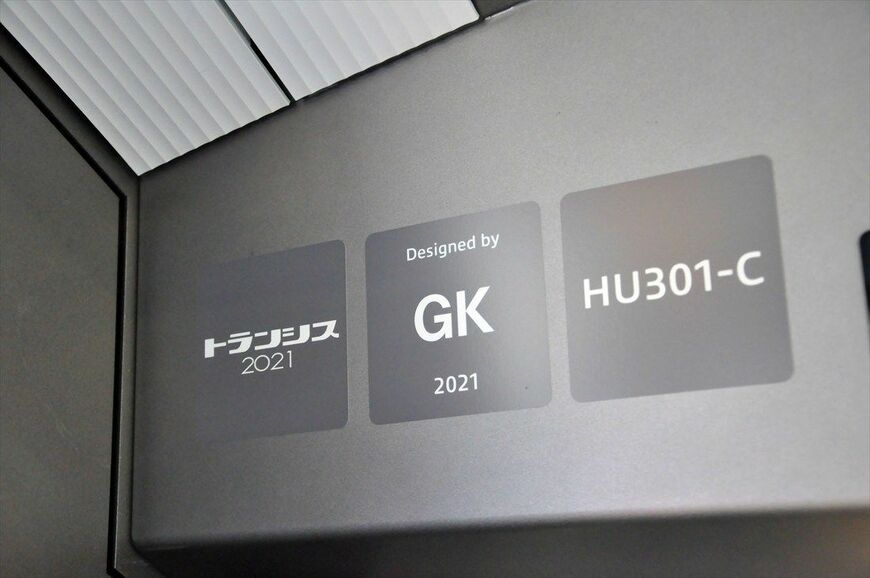 車内には製造会社だけでなくデザイン担当会社を示すステッカーもある（編集部撮影）