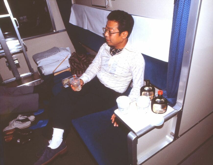 寝台特急「富士」の車内でくつろぐレイルウェイ・ライターの種村直樹氏（撮影：南正時）