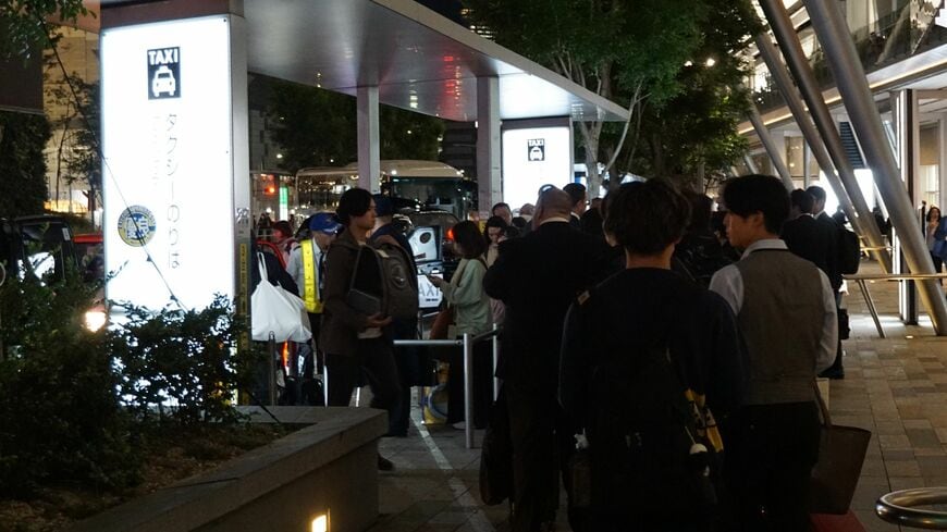 東京駅前のタクシー乗り場は日常的に行列ができる。悪天候時には待ち時間が長くなる（記者撮影）