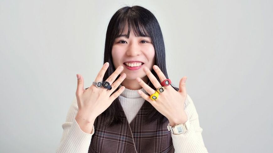 複数の指につけるとこんな感じに。広報宣伝部の長合優希氏にモデルになってもらった（撮影：梅谷秀司）
