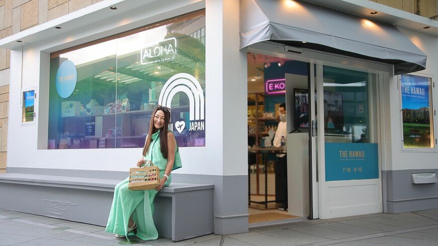 7月16日〜8月15日の期間、六本木ヒルズ2階ヒルサイド ヒルズボックスで開催されている「THE HAWAII SELECTED by MAKI KONIKSON」。密を避けるため入店制限を設けての開催だったが、初日16日の売り上げは六本木ヒルズで開催されたポップアップストアの日別売り上げの記録を更新した（撮影：今井康一）