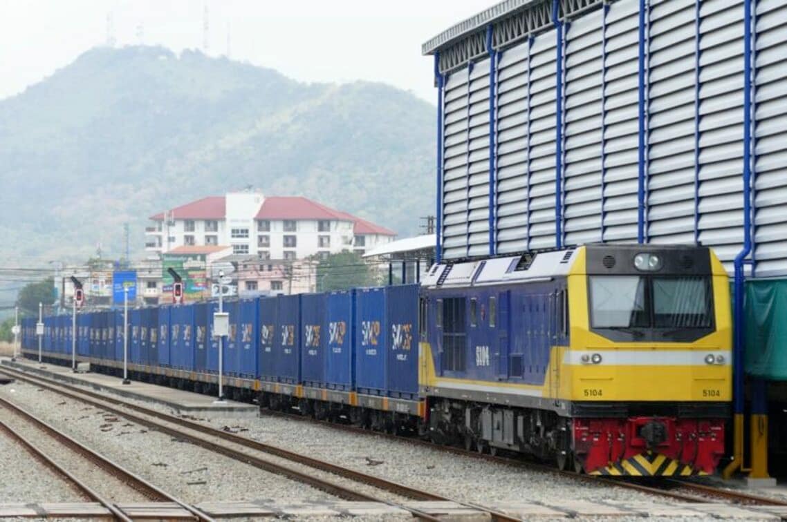 貨物列車は最終的にはタイの東線を行く。機関車はやはり中