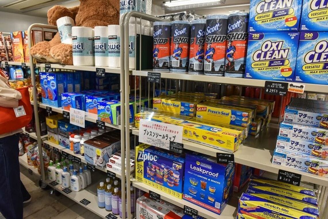  5番街のApple Storeで新しいiPadを返品する再販業者の列