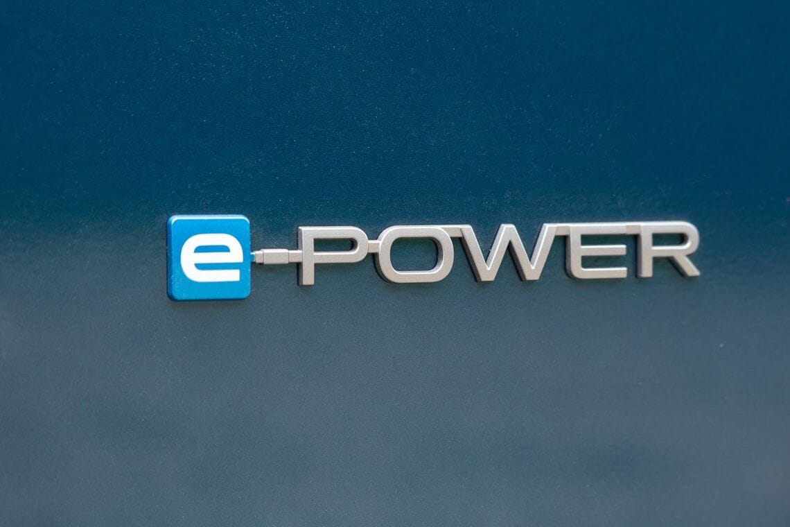 先代はノート e-POWERのシステムを流用したが、今回はセレナ向けのパワフルなシステムを搭載（写真：日産自動車）