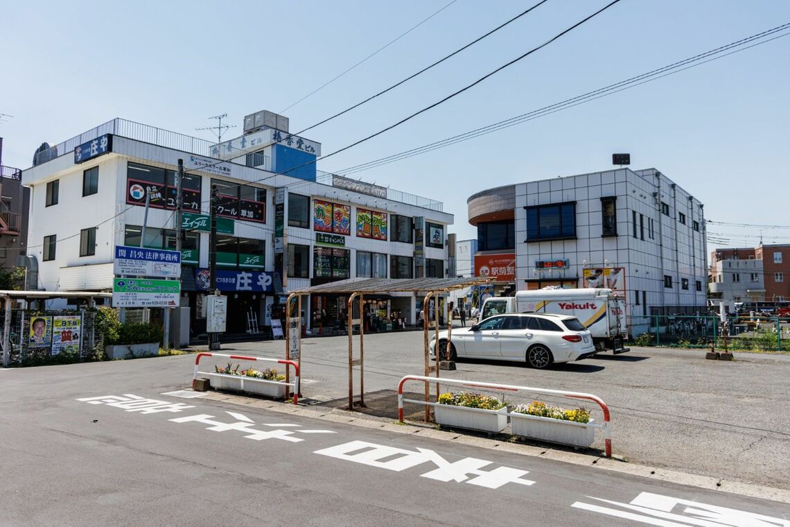 谷塚駅西口。バス乗り場を兼ねた小さな広場が、私鉄沿線らしい印象を与える（撮影：鼠入昌史）