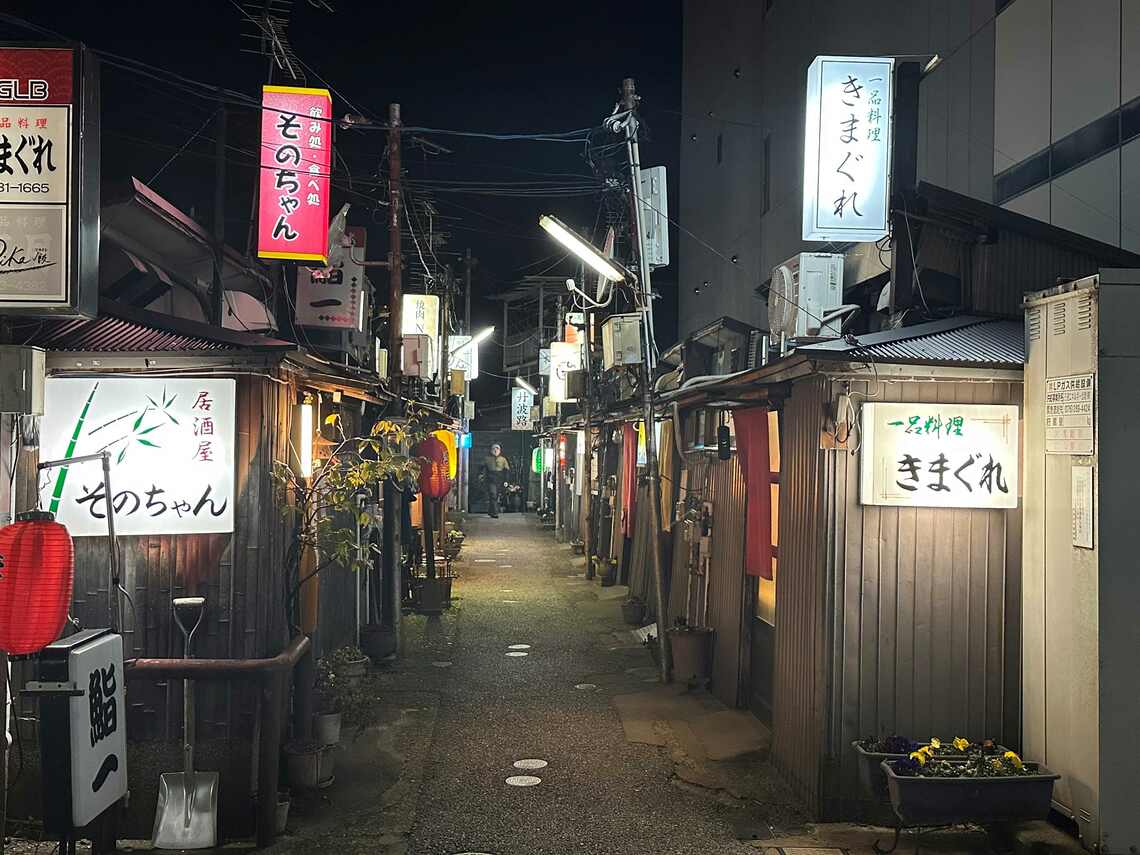 小料理屋やバーが建ち並ぶ片町（筆者撮影）