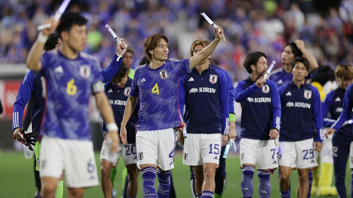 日本対チュニジア 国際Aマッチ6連勝を飾り、サポーターの声援に応えながら場内1周する板倉(中央)ら日本代表の選手たち(写真:前田充)