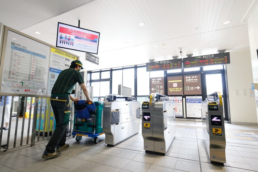 改札を抜けてホームへ　列車区間の輸送料はヤマトがJRに支払う形となる（写真：村上悠太）