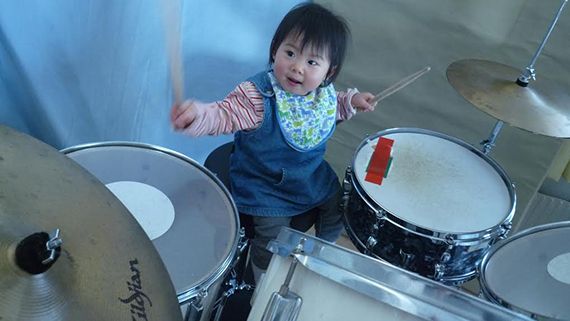 1歳の頃からドラムに親しんできた