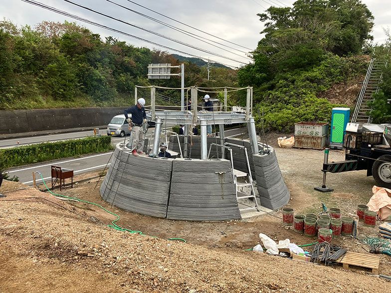 現場での建設風景。約60のパーツを鉄骨の周りに積み上げていき、それぞれを接着させる。少人数での作業を可能とした（画像提供／ナミテラス芸西）