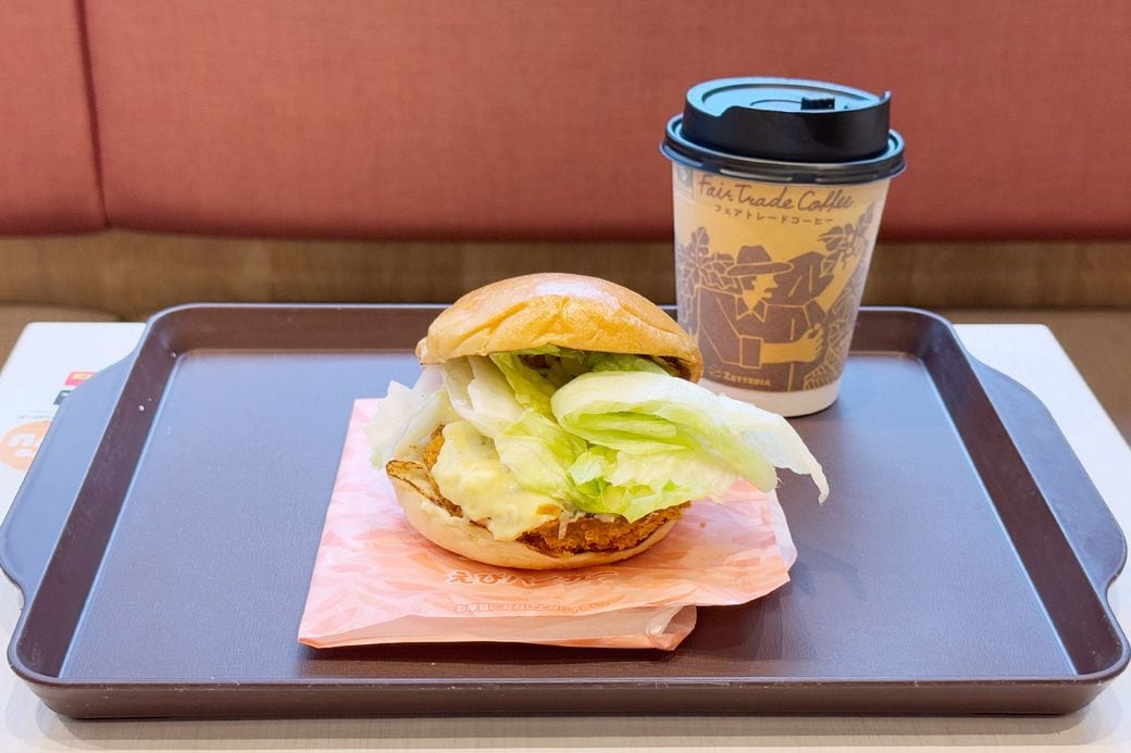 450円のえびバーガーと220円のカフェオレ、別で買ったら670円のところ、モーニングでコンビにしたら500円になり、170円お得（筆者撮影）