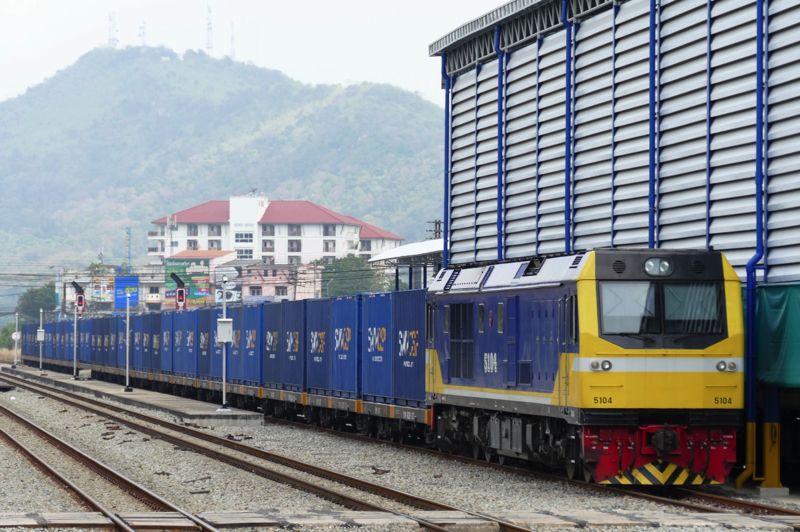 貨物列車は最終的にはタイの東線を行く。機関車はやはり中国製（写真：谷川一巳）