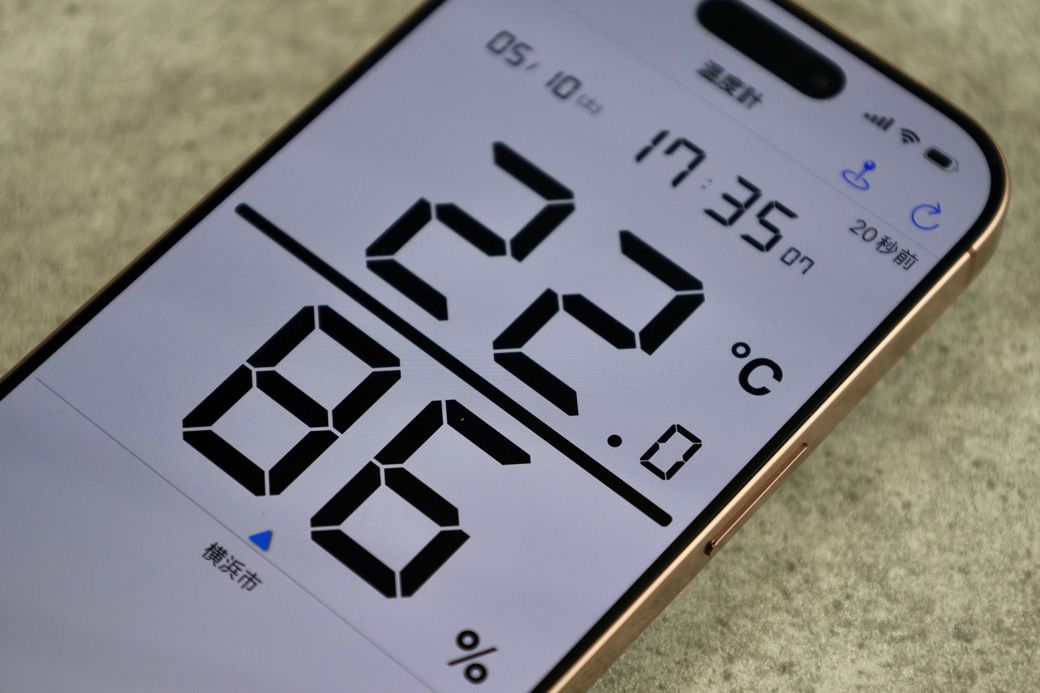iPhone内部には温度センサーがあるはずだが筆者の知る限り、その数値を表示させられるアプリはない。おそらく、気温などとして表示するには、本体温度などの影響を受けすぎるからだろう。アプリで表示されるのは通信で取得する現在位置の気温。執筆時は22度。快適。ずっとこうならいいのだが（写真：筆者撮影）