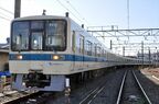 白い車体に青いラインの8000形