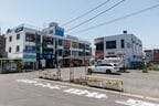 谷塚駅西口。バス乗り場を兼ねた小さな広場が、