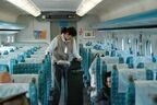 車内に常駐してゴミを回収する車内スタッフ