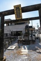 佐野市駅前の道祖神。その裏には開業記念の碑も