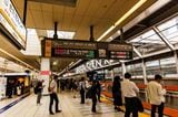 3階ホームで北行きの電車を待つ乗客。北越谷方面の各駅停車が入線する（撮影：鼠入昌史）