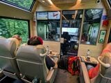 ゴールデンパス・エクスプレスの先頭車。左側の通路側に座るのが筆者。運転席に運転手がおらず、前に電気機関車が連結されて視界が遮られている（写真：筆者撮影）