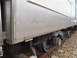 1・2編成と3編成目以降は車体下部の溶接方法が異なる（記者撮影）