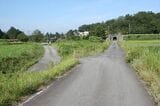 （新線）浜田―石見今福間：石見今福駅の下府・浜田寄りで旧線（左）と新線（右）の線路敷が合流する（筆者撮影）