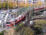 2019年の八ツ山橋付近。走る車両はステンレス車体の新1000形、山手線はE235系だ（撮影：南正時）