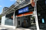 空港ひとつ手前の駅には「エアポートリンク」の表示。ここは加算運賃なし（筆者撮影）