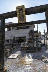 佐野市駅前の道祖神。その裏には開業記念の碑も（撮影：鼠入昌史）