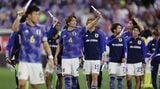 日本対チュニジア 国際Aマッチ6連勝を飾り、サポーターの声援に応えながら場内1周する板倉（中央）ら日本代表の選手たち（写真：前田充）