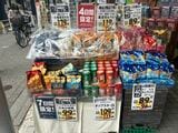 荻窪店の店頭に並ぶ商品